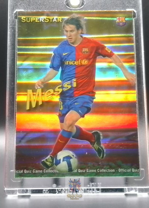 2009-10  Mundicromo Lionel Messi card is from the Official Quiz Game Collection (Las Fichas de la Liga) set, card #27, featuring Superstar, Foil / Brillo Parallel. Messi Cards 13