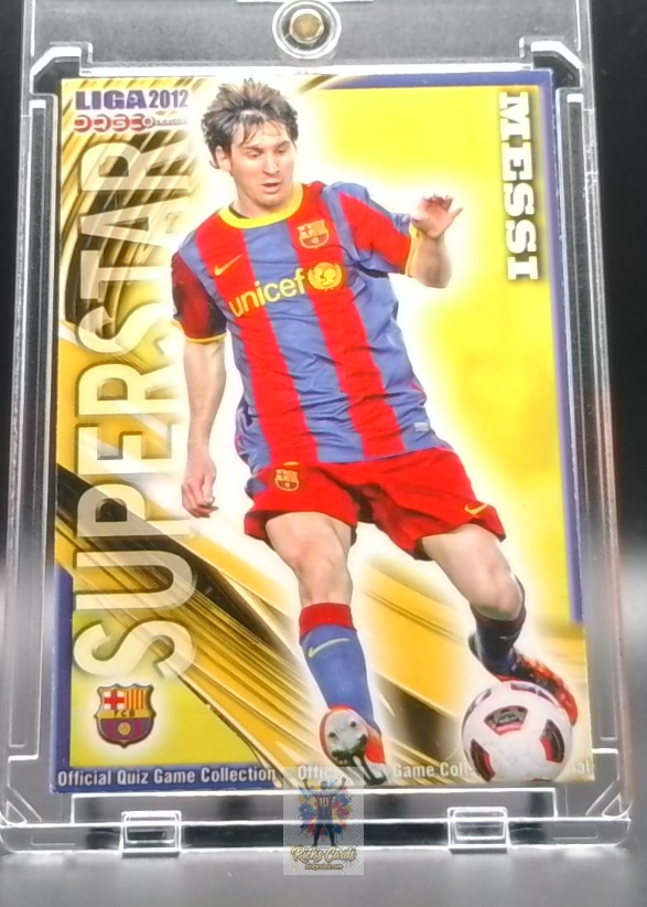   2012 Mundicromo Lionel Messi card is from the Las Fichas de la Liga Official Quiz Game Collection set, card #26, featuring Superstar, Foil. Messi Cards 26