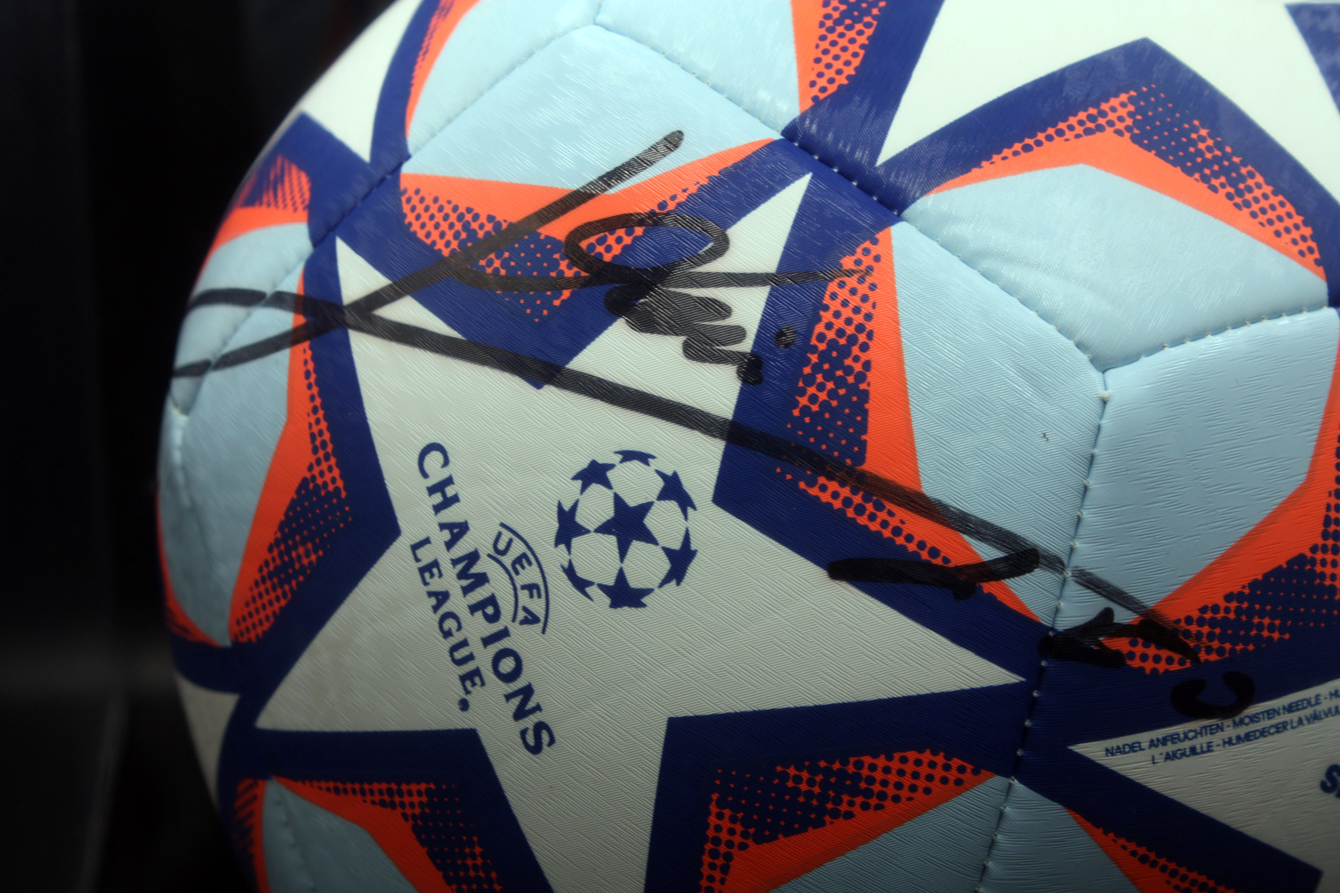 2020 Official UCL Adidas Soccer Lionel Messi autographed ball